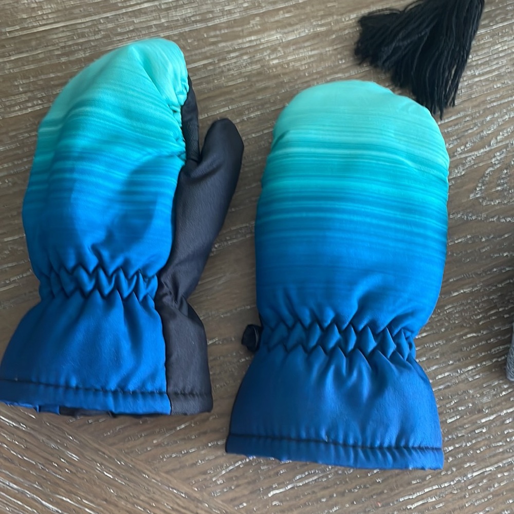 Toddler winter hats & gloves - Picture 8 of 9